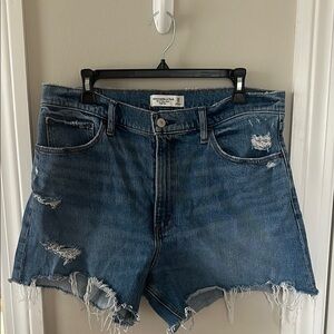 Abercrombie 4’’ High rise Mom short